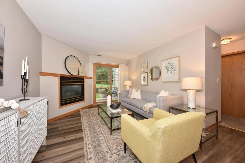 18575 Brookfield Lake Dr 61, Brookfield