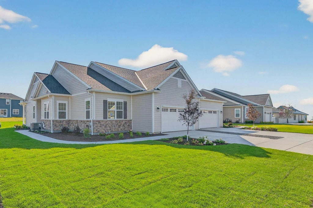 857 Stirling Dr Bldg 20, Unit 40, Oconomowoc