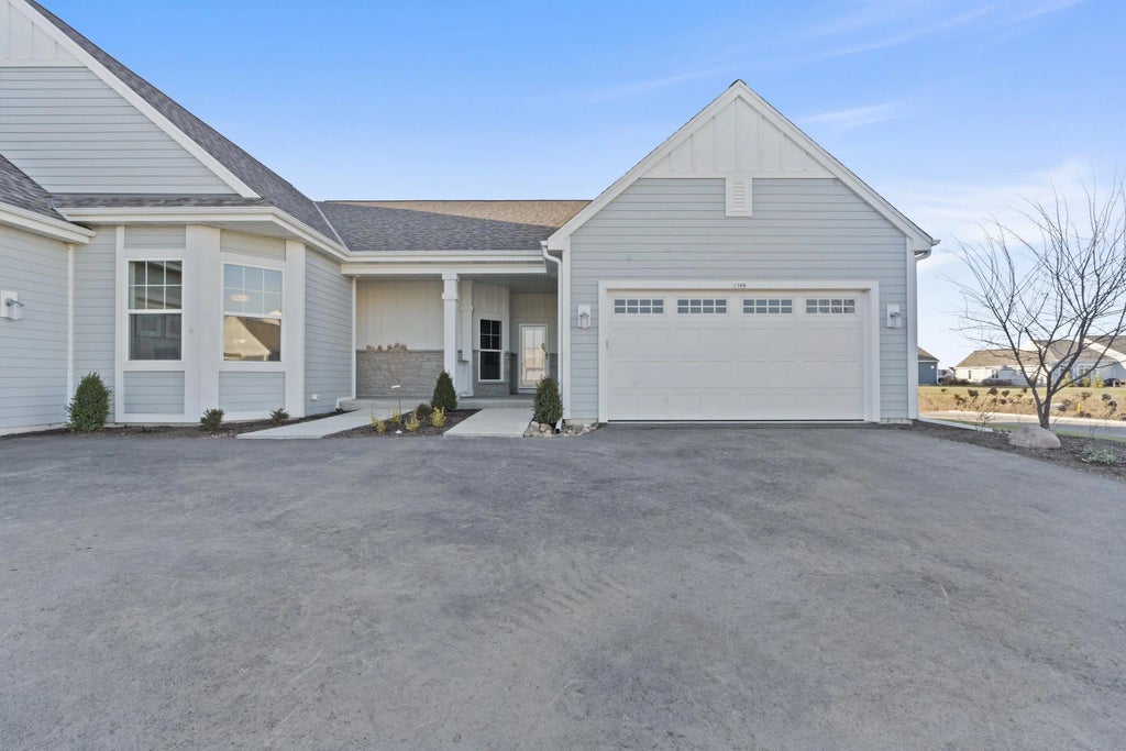 1380 Prairie Creek Cir 16e, Oconomowoc