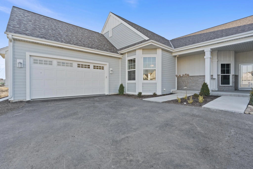 1382 Prairie Creek Cir 15d, Oconomowoc