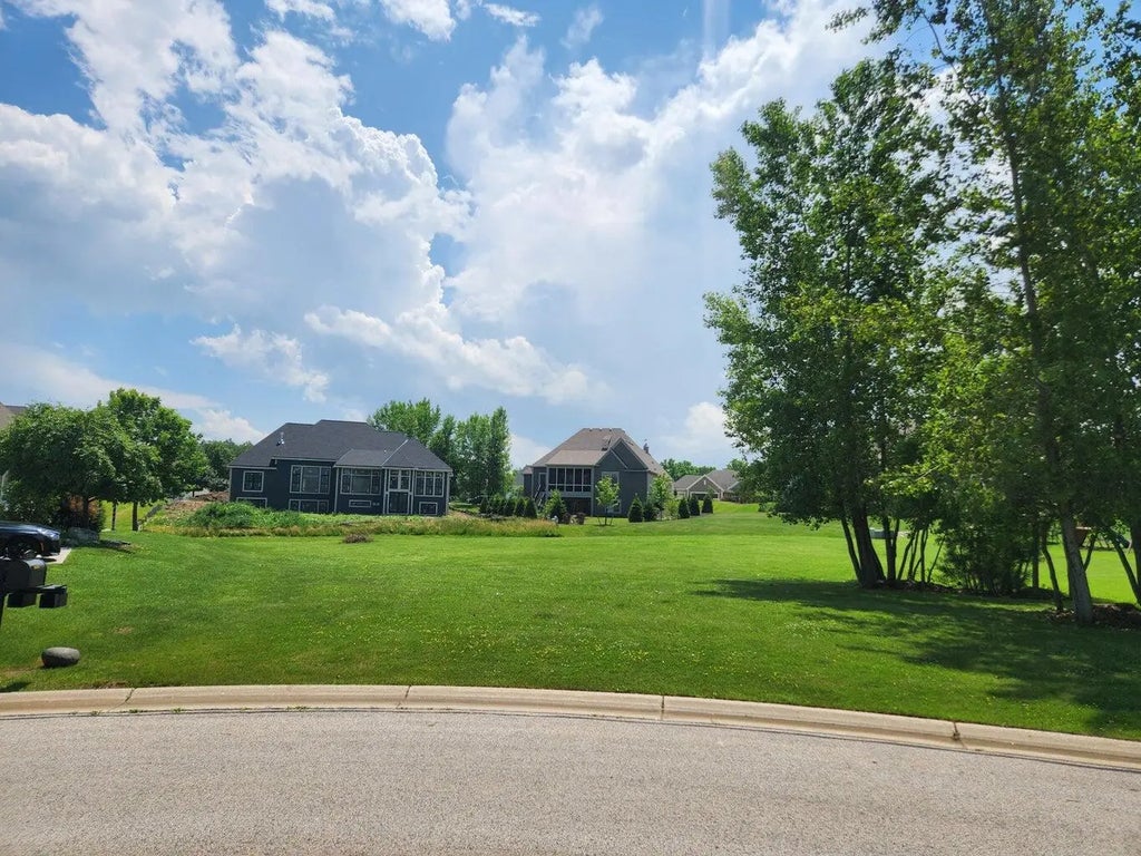 N19w24667 River Edge Ct, Pewaukee