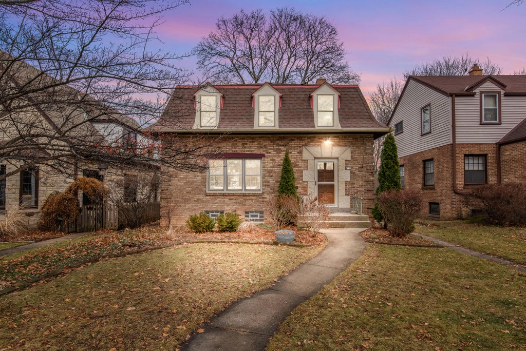 4522 N Marlborough Dr, Shorewood