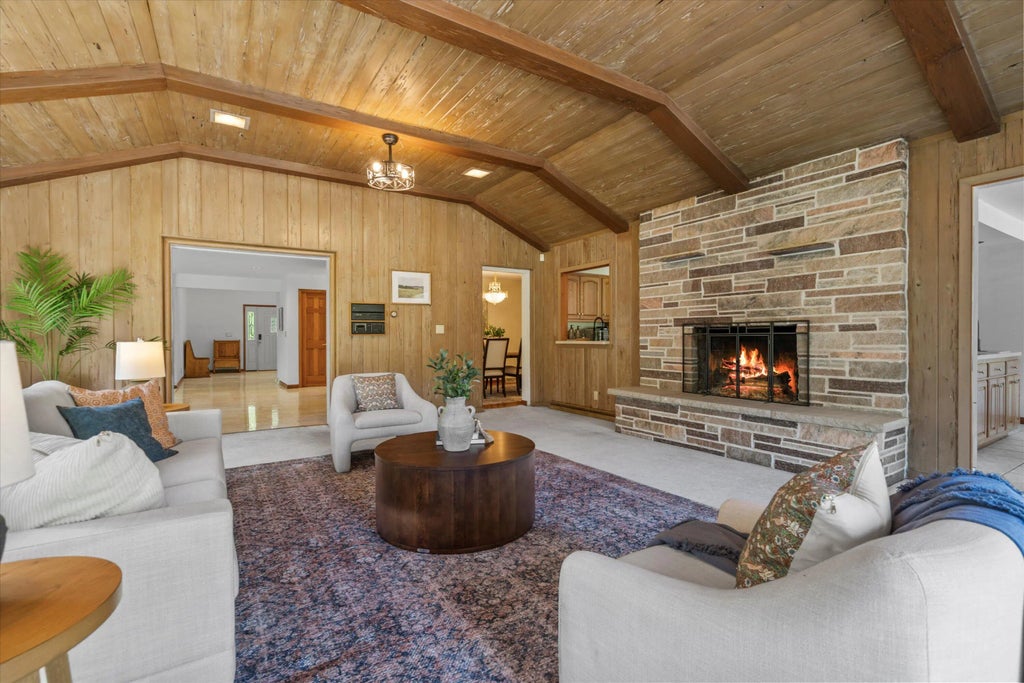 2416 W Dean Ct, River Hills