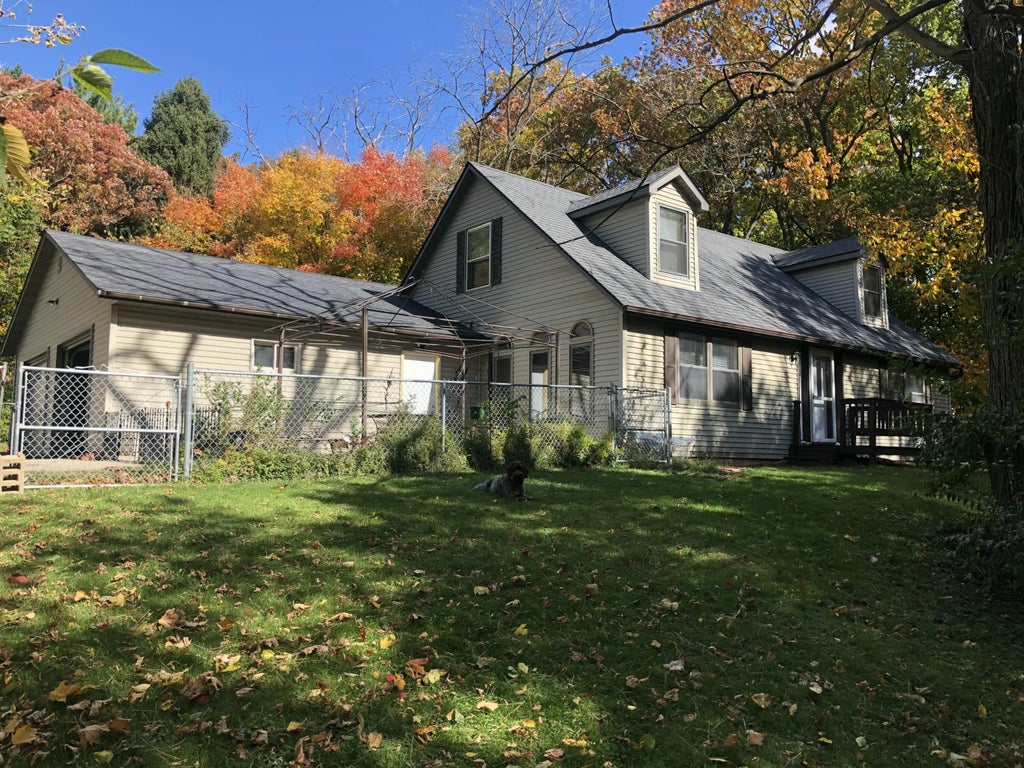 W229s8060 Big Bend Dr, Vernon