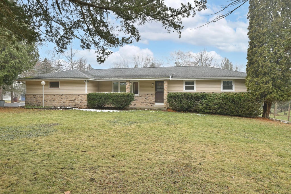 N5907 Aspen Dr, Spring Prairie