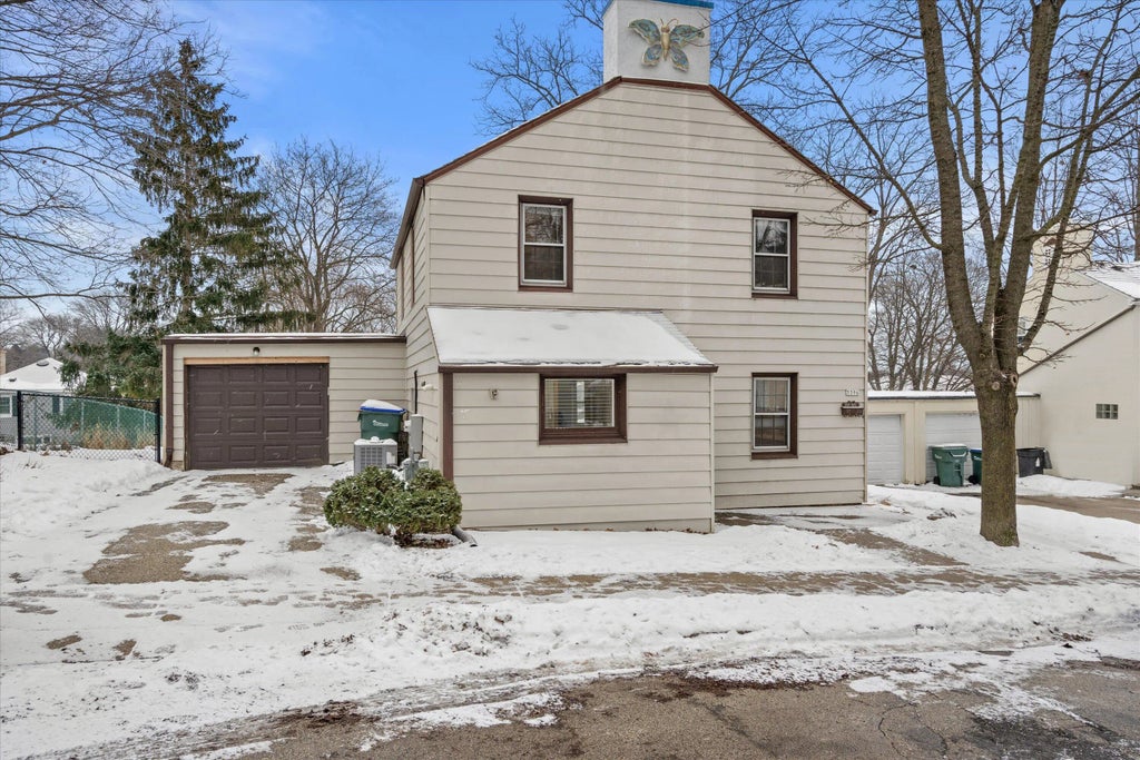 5596 Arrowwood St, Greendale