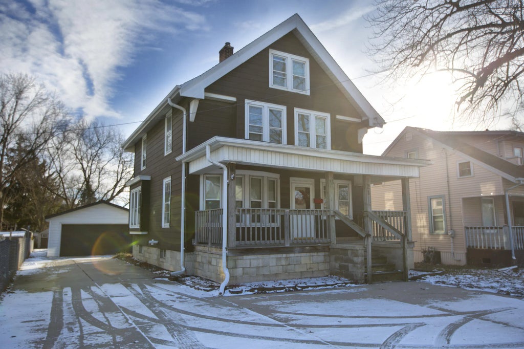 921 E Moreland Blvd, Waukesha