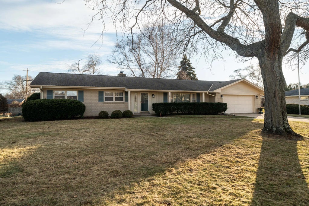 207 Old Pine Cir, Wind Point