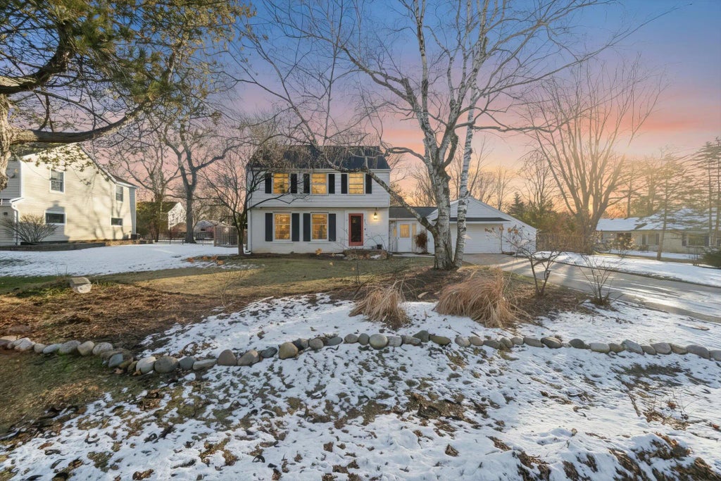 9126 N Meadowlark Ln, Bayside