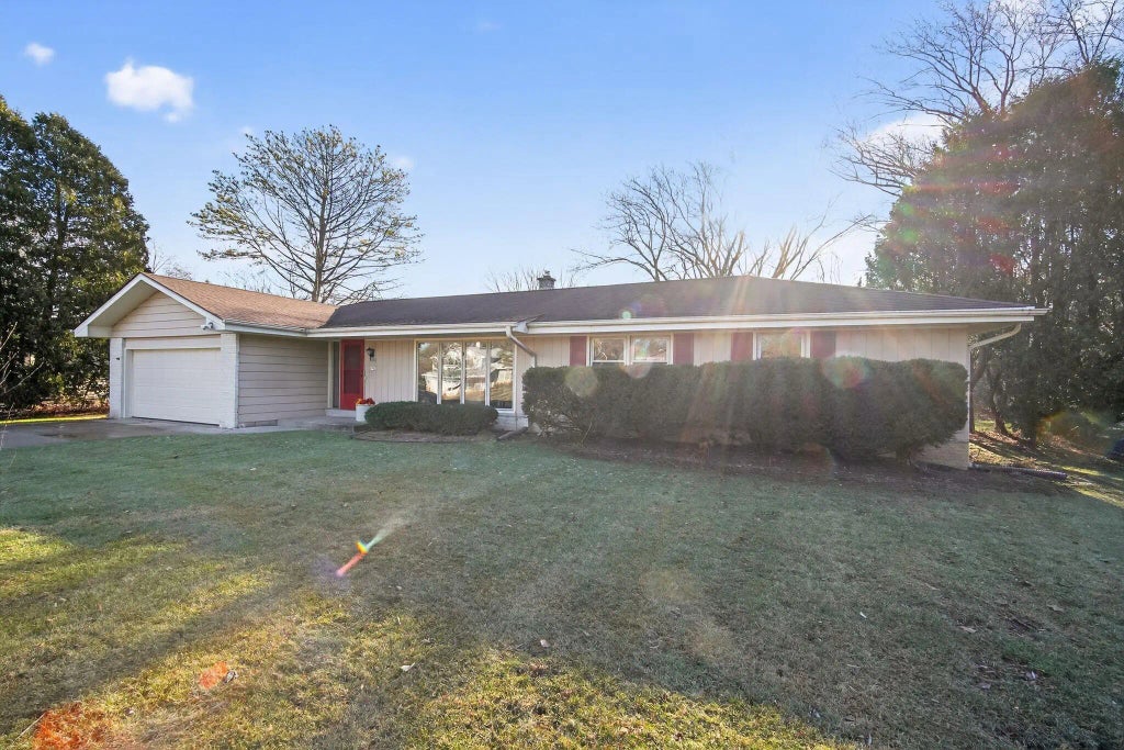 8942 N Silver Brook Ln, Brown Deer