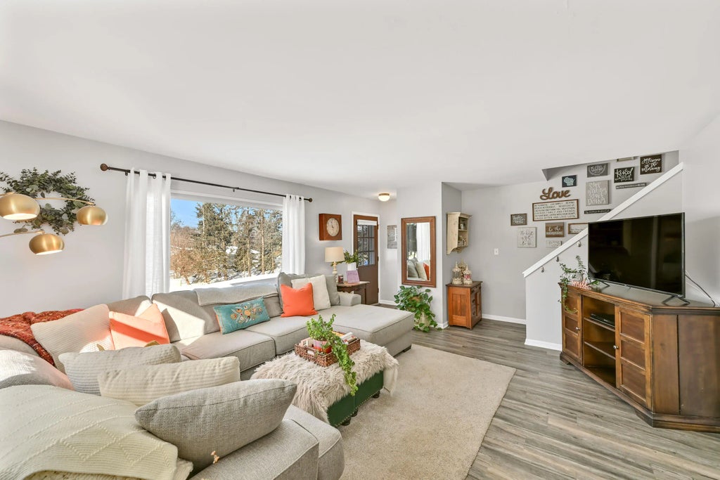 18590 Kamala Ct, Brookfield