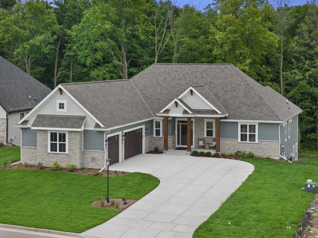 N66w21333 Sagebrush Dr, Menomonee Falls