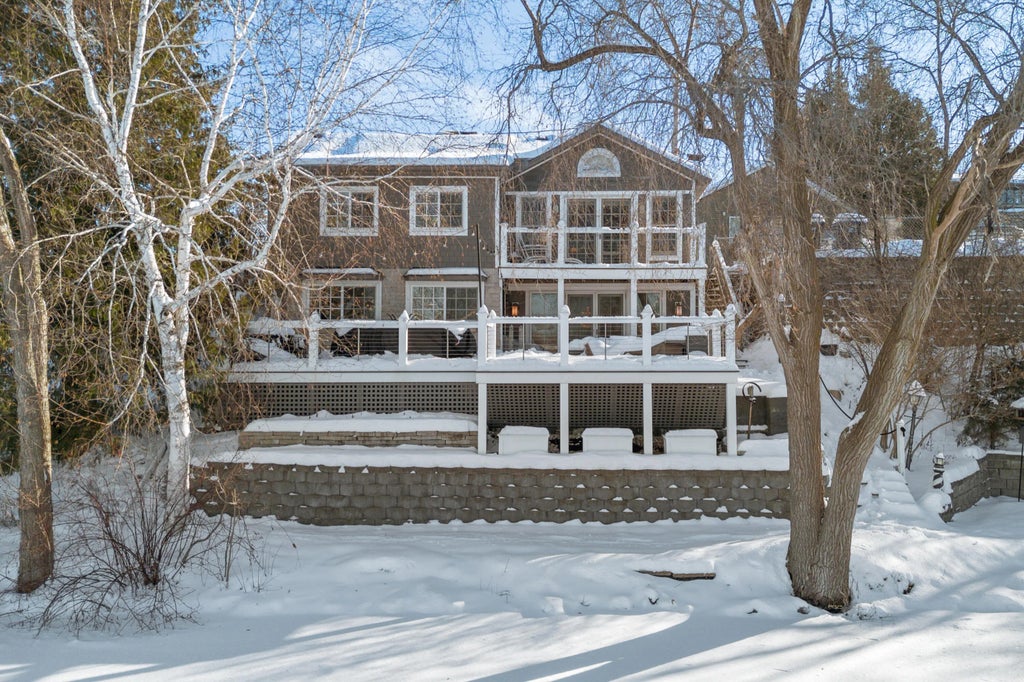 5523 Peninsula Dr, West Bend