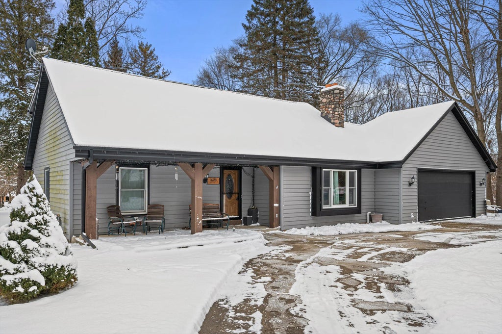 W220n2612 Maplewood Ln, Pewaukee