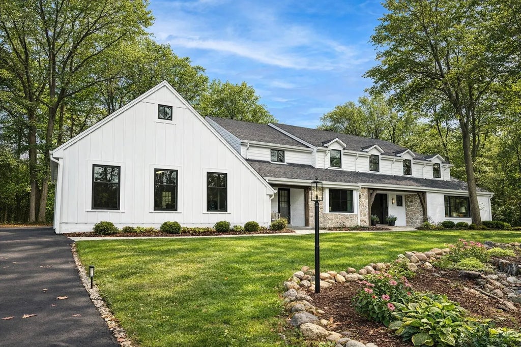 10525 N Fairway Ln, Mequon