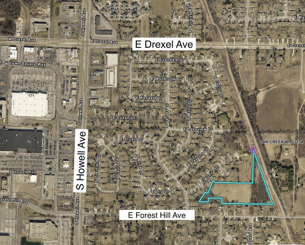 640 E Darcy Dr, Oak Creek