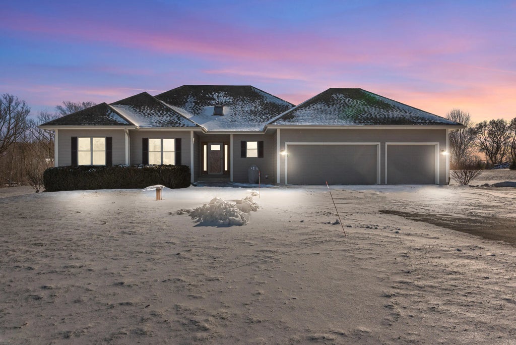 N5372 Loraine Ct, Fredonia