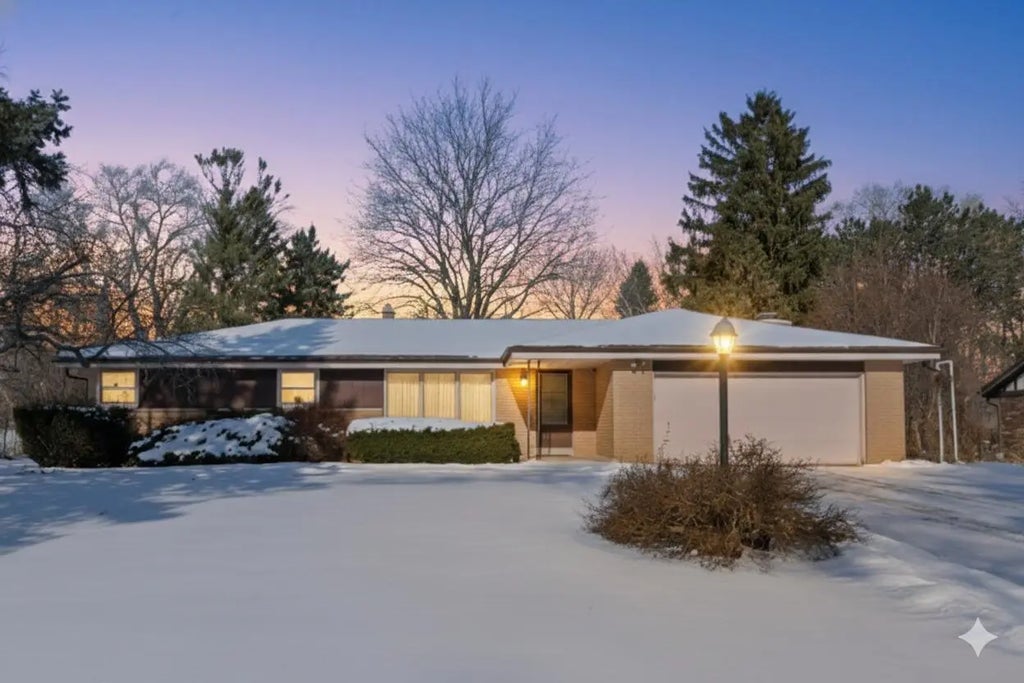 8824 W Dosie Ave, Greenfield