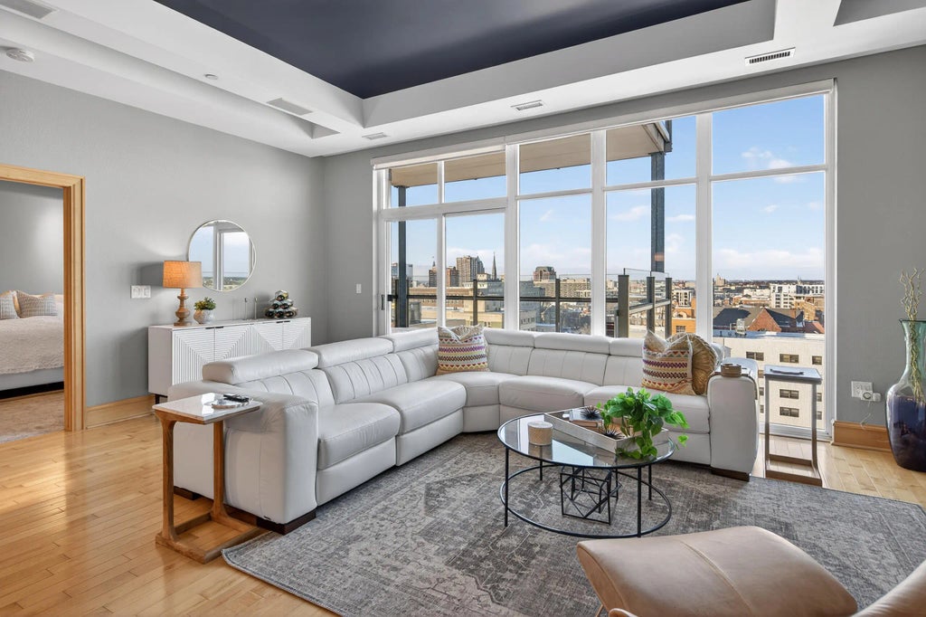 1313 N Franklin Pl 1002, Milwaukee