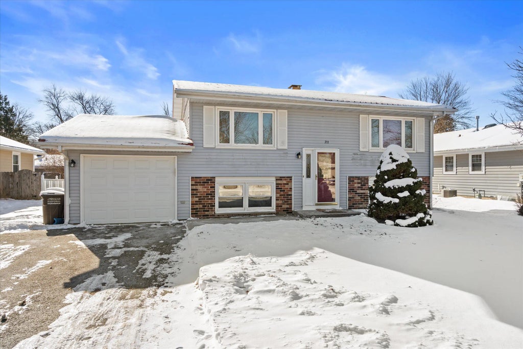 711 E Harvard St, Oconomowoc