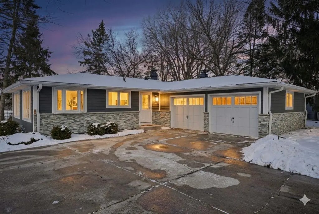 293 Meadowside Ct, Pewaukee