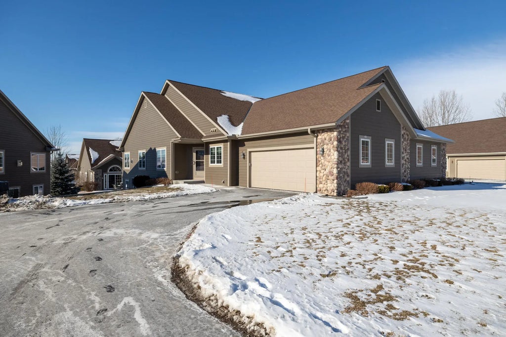 282 Lower Woodford Cir, West Bend