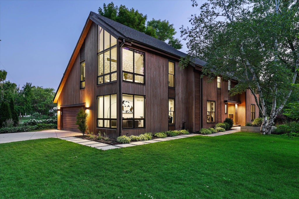 7050 N Belmont Ln, Fox Point