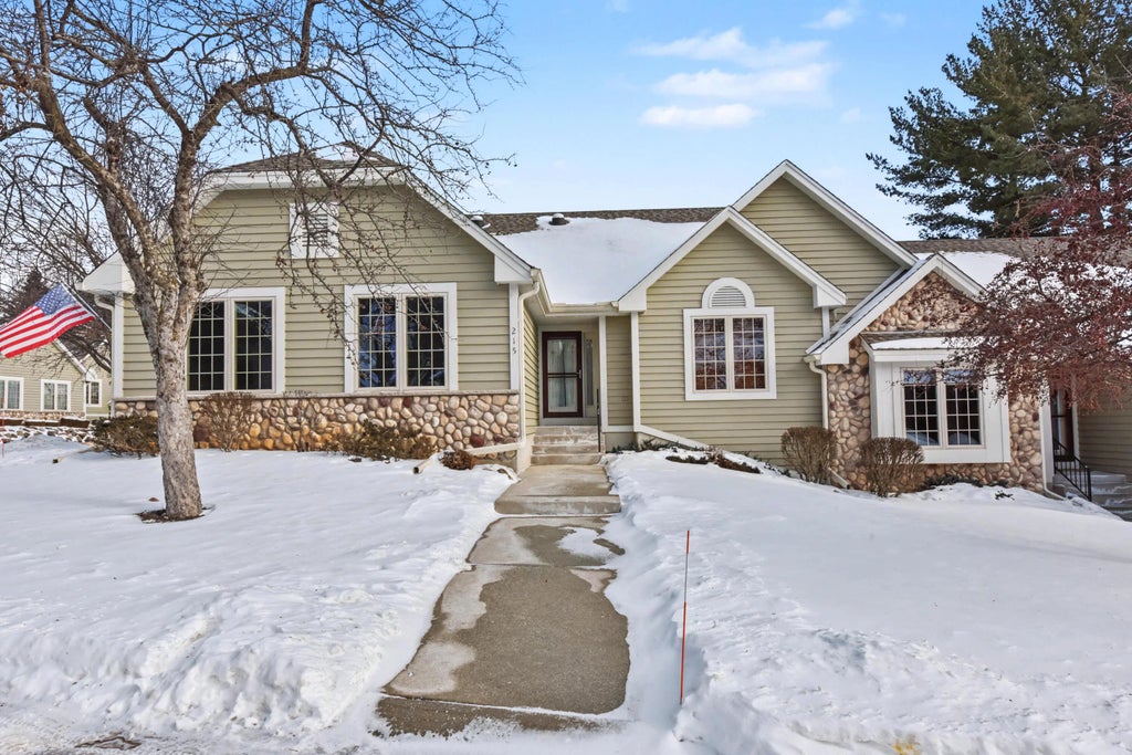 215 Endfield Cir, Waukesha