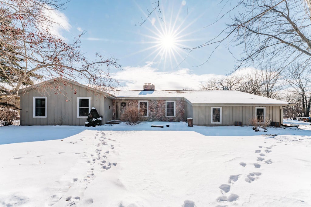 N69w27233 Hickory Chasm Dr, Lisbon