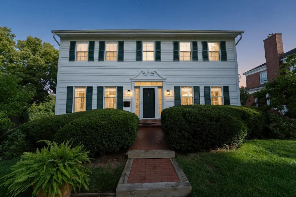 8328 W Wisconsin Ave, Wauwatosa