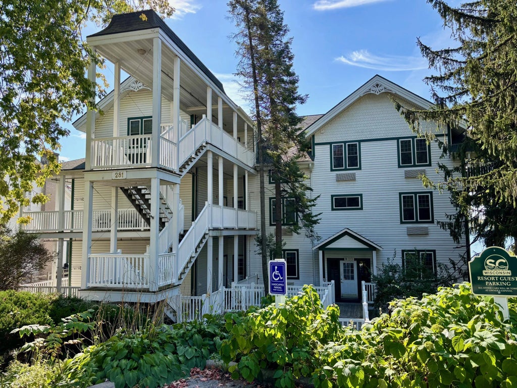 281 Victorian Village Dr 31, Elkhart Lake