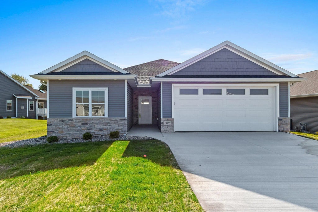 1925 Creekwood Ct, Manitowoc