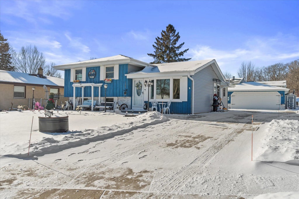 7485 S Highfield Ct, Oak Creek