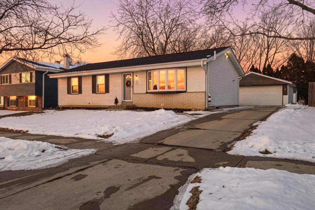 3060 E Stonefield Dr, Oak Creek