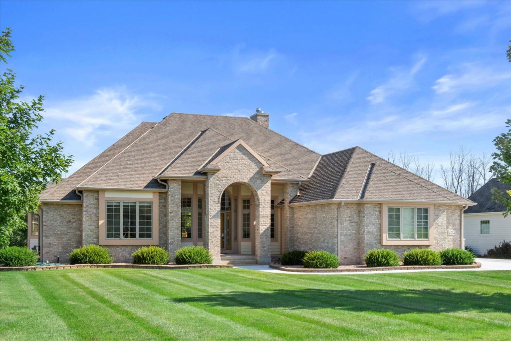 N37w22910 Wyndemere Dr, Pewaukee