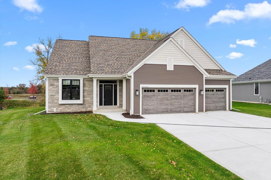 W251n2367 Valleyview Cir, Pewaukee