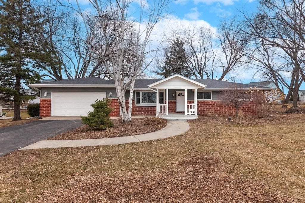 N56w36792 Cherokee Rd, Oconomowoc