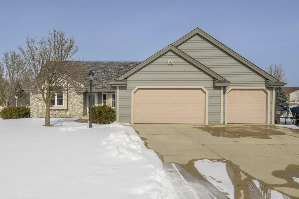 130 Chestnut Way, North Prairie