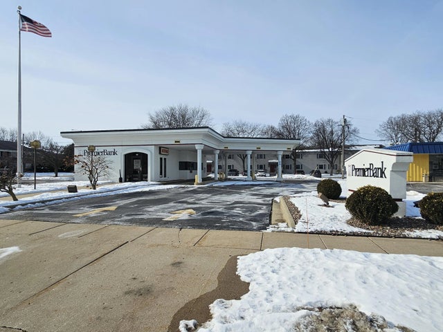 910 S Main St, Fort Atkinson