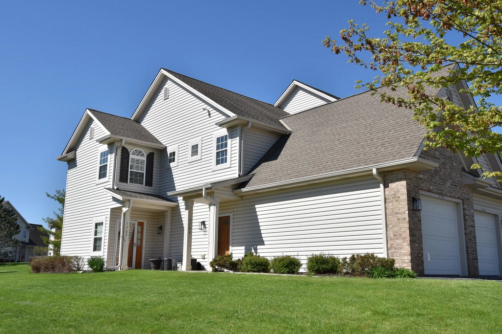 1709 Woodland Way, Slinger