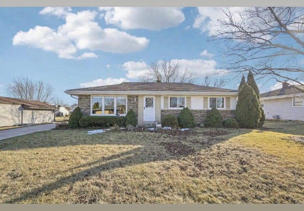 395 E Oak Ln, Oak Creek