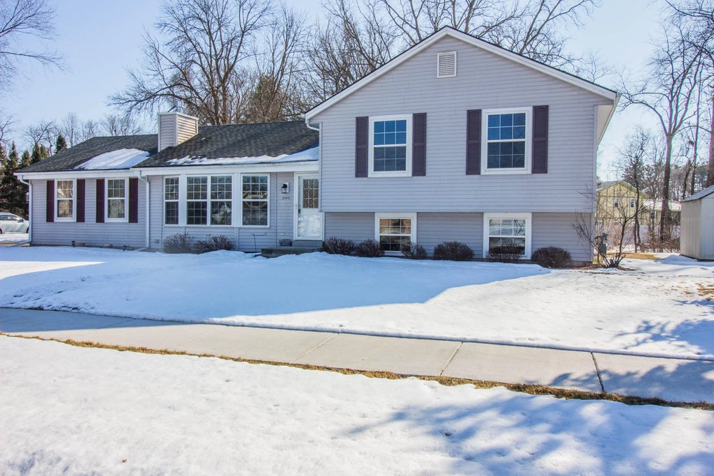 2087 Lake View Dr, Hartford