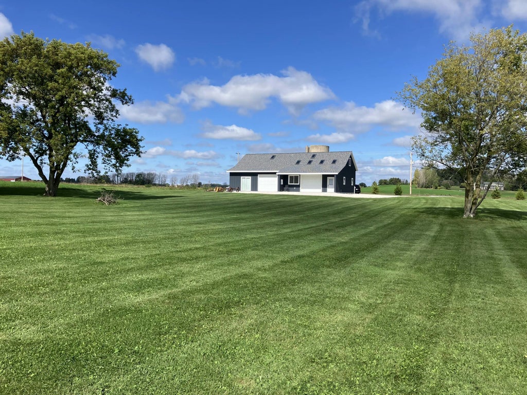 9207 Middle Rd, Manitowoc Rapids