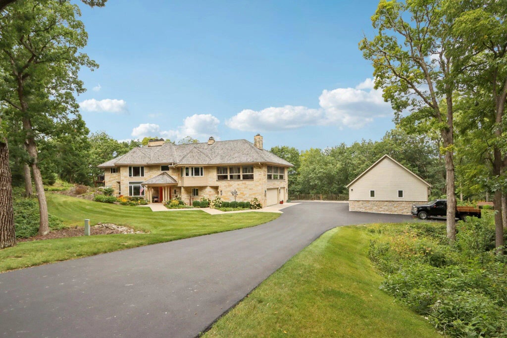 N1w31286 Hickory Hollow Ct, Delafield
