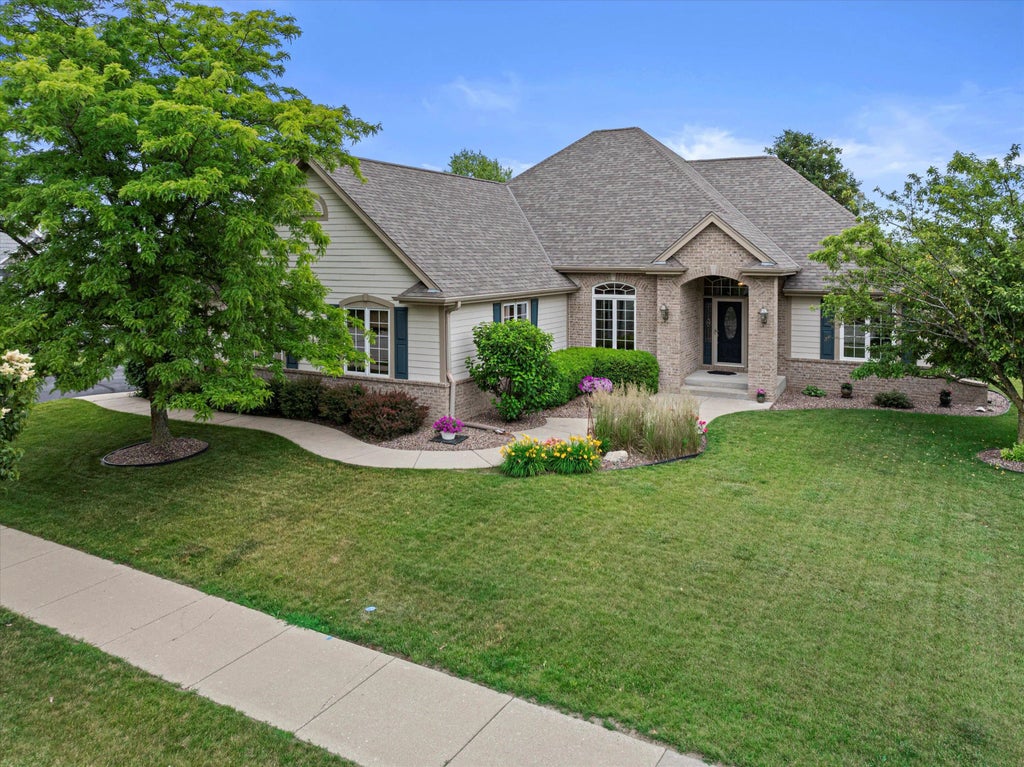 1855 River Lakes Rd S, Oconomowoc