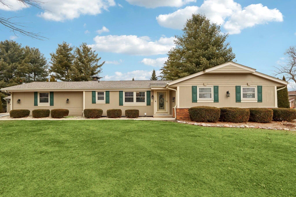 712 Lake Bluff Dr, Oconomowoc