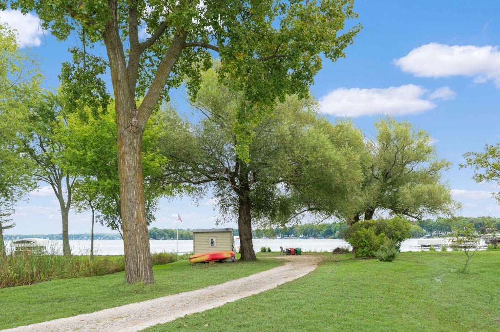 W304n2426 Maple Ave, Delafield