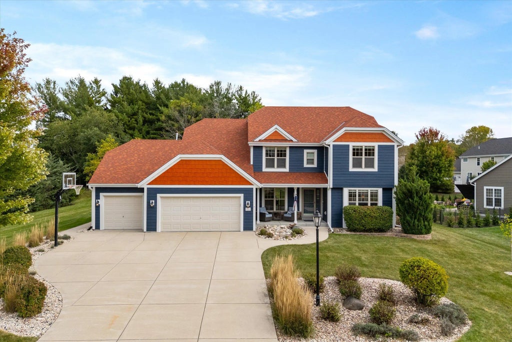 W273n2420 Arlington Ct, Pewaukee