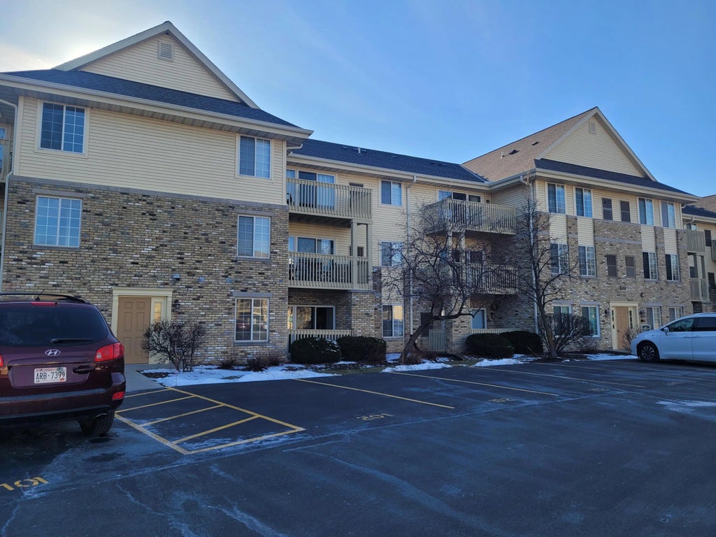 530 Windstone Dr 303, Hartland