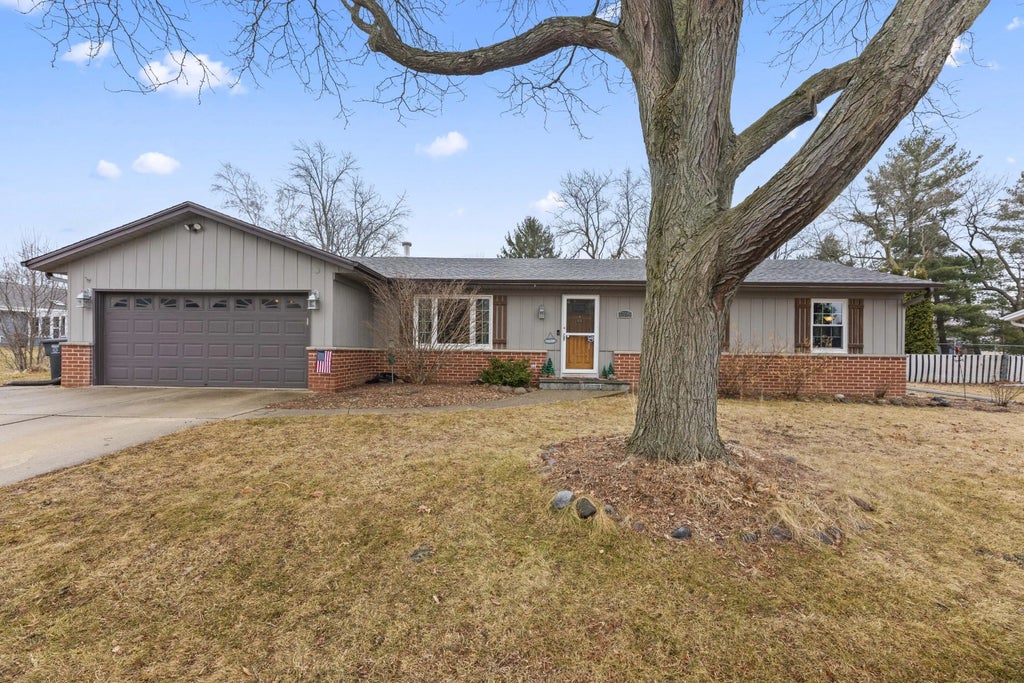 1315 Lily Rd, Oconomowoc